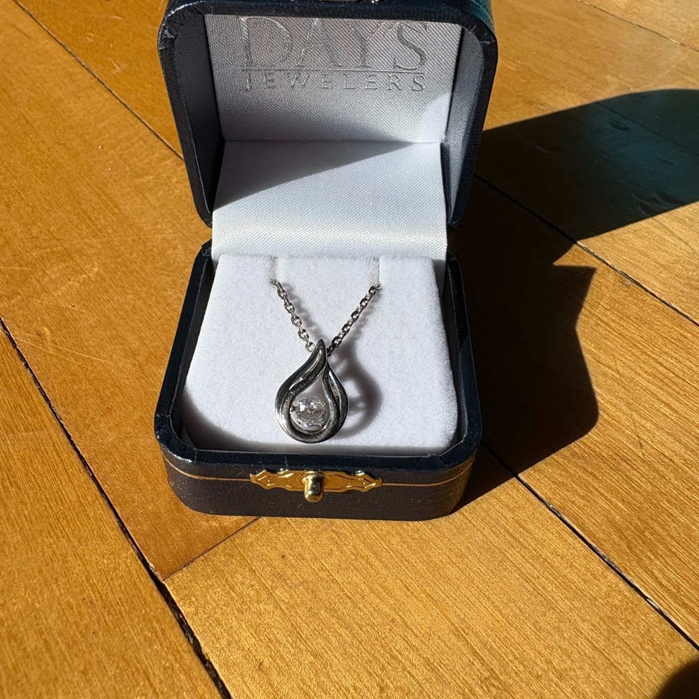 Elegant Silver Teardrop Filigree Necklace